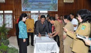 Ketua Tim Penggerak PKK Kabupaten Kapuas Ny Ary Egahni Ben Bahat, SH secara resmi membuka kegiatan sosialisasi Pendidikan Keluarga