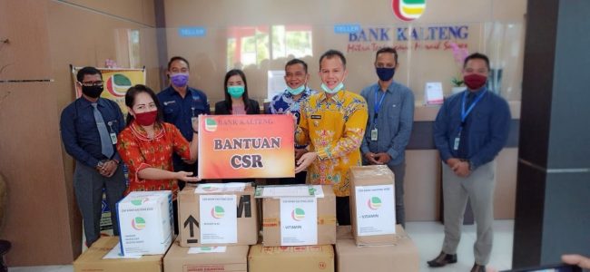 FOTO : Bupati Gunung Mas, Jaya Samaya Monong saat menyerahkan bantuan APD dari Bank Kalteng kepada Direktur RSUD Kuala Kurun, Rusni D. Mahar di kantor Bank Kalteng setempat, Kamis (14/5/2020).