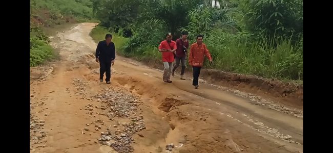 FOTO : Kepala Desa Linau, Uku J. Gani bersama Ketua BPD Linau, Mihing saat menunjukan kerusakan di beberapa titik jalan penghubung Linau - Kuala Kurun, Kamis (30/7/2020).