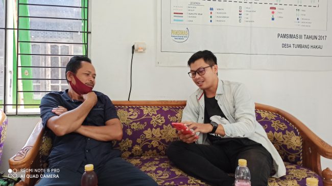 FOTO : Sekdes Tumbang Hakau, Gudi saat diwawancarai awak media di kantornya, Selasa (9/8/2020).