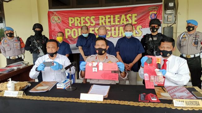 FOTO : Waka Polres Gunung Mas, Kompol Theodorus Priyo Sentosa bersama Kasat Resnarkoba, Ipda Budi Utomo (kanan) dan Kasat Reskrim Polres Gunung Mas, Iptu Afif Hasan saat tunjukan barang bukti Narkotika jenis sabu dan pil ekstasi di Mapolres setempat, Senin (2/10/2020).