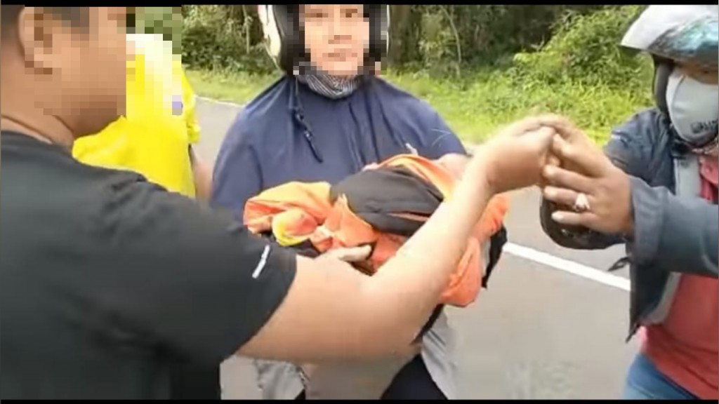 FOTO : Seorang bayi laki-laki saat ditemukan warga di semak semak tepi Jalan Barito Raya, RT. 45 pada Minggu (13/6/2021) pagi.
