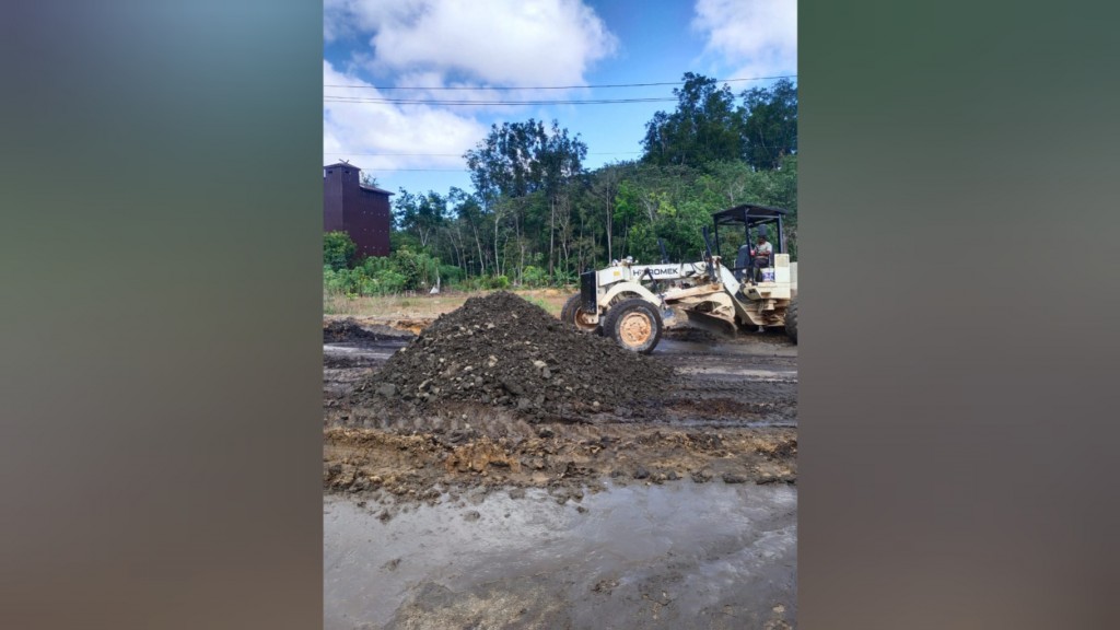 PERBAIKAN JALAN : Tim dari PT. HPL saat melaksanakan perbaikan jalan di wilayah Desa Tumbang Rabauh - Tanjung Karitak mengunakan alat berat, Jumat (10/6/2021).