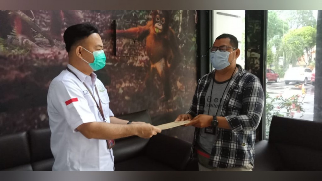 FOTO : Jaksa Penuntut Umum Kejaksaan Tinggi Kalimantan Tengah saat menyerahkan surat eksekusi bebas kepada Arliandie di Kejaksaan Negeri Palangka Raya, Kamis (23/6/2021).