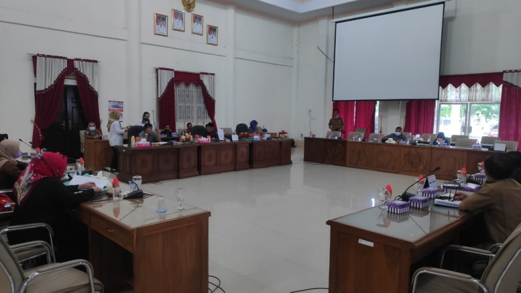 Pembahasan : Pertanyakan kesiapan naskah m Ranperda yang akan dibahas pada tahun 2021, Bapemperda DPRD Barsel laksanakan rapat pembahasan bersama eksekutif, Selasa (6/7/2021).