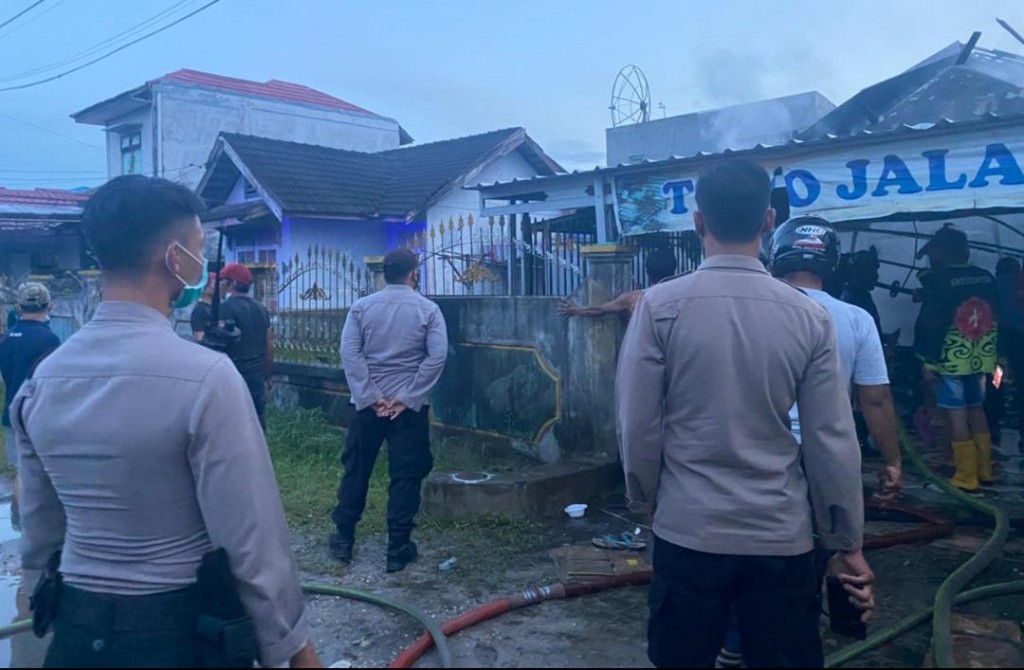 FOTO : Anggota Polresta Palangka Raya saat mengunjungi bekas rumah terbakar di jalan pinguin, Senin (29/11/2021).