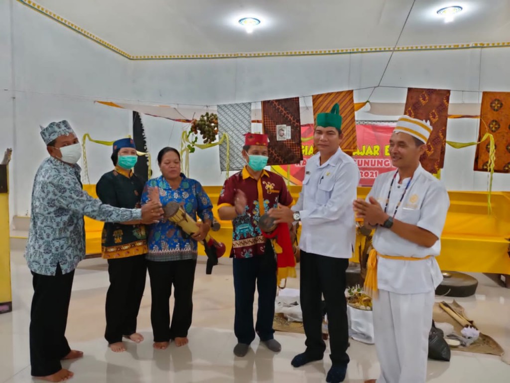 FOTO SURIN : Wakil Ketua I LPT-IK Kabupaten Gunung Mas, Ode saat membuka kegiatan belajar Balian Kabupaten Gunung Mas di Balai Sandehen Kuala Kurun, Senin (13/12/2021).